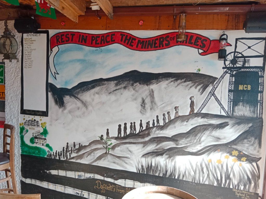 Pays de Galles-Italie le 16 Mars 2024. Après la visite de la distillerie Penderyn, arrêt dans un pub chargé d'histoire à Hirwaun (petit village dans les monts gallois)